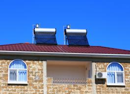 מערכת תרמו-סיפון המאפשרת קבלת מים חמים בקיץ ובחורף